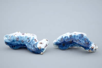 Een paar polychrome Delftse miniatuur paardjes, 18e eeuw