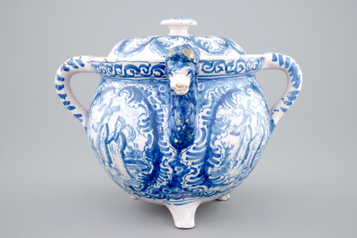 Un bol &agrave; verser au d&eacute;cor religieux, Harlingen, la Frise, dat&eacute; 1718