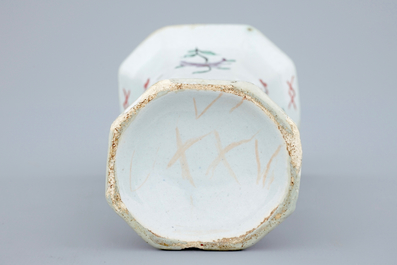 Un petit vase en fa&iuml;ence de Delft au d&eacute;cor petit feu, 18&egrave;me