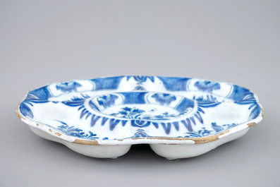 Une assiette aux &eacute;pices en fa&iuml;ence de Delft bleu et blanc, 17/18&egrave;me