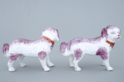 Une grande paire de chiens St. Bernard en fa&iuml;ence de Delft polychrome, 19&egrave;me