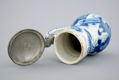 Een blauw-witte Delftse chinoiserie kroes met tinnen deksel, 17e eeuw