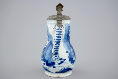 Een blauw-witte Delftse chinoiserie kroes met tinnen deksel, 17e eeuw