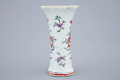 Un petit vase en fa&iuml;ence de Delft au d&eacute;cor petit feu, 18&egrave;me