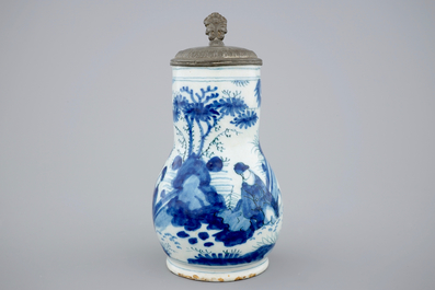 Een blauw-witte Delftse chinoiserie kroes met tinnen deksel, 17e eeuw