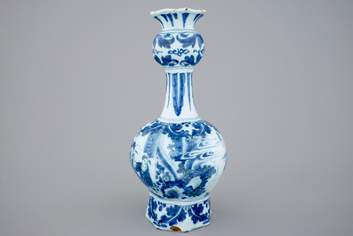 Un vase fa&iuml;ence de Delft bleu et blanc au d&eacute;cor de chinoiserie, 17e