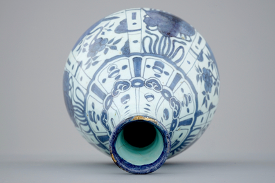 Un vase de forme bouteille en fa&iuml;ence de Delft au d&eacute;cor de chinoiserie, 17&egrave;me