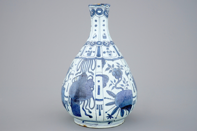 Un vase de forme bouteille en fa&iuml;ence de Delft au d&eacute;cor de chinoiserie, 17&egrave;me