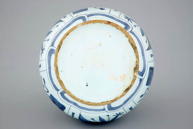 Un vase de forme bouteille en fa&iuml;ence de Delft au d&eacute;cor de chinoiserie, 17&egrave;me