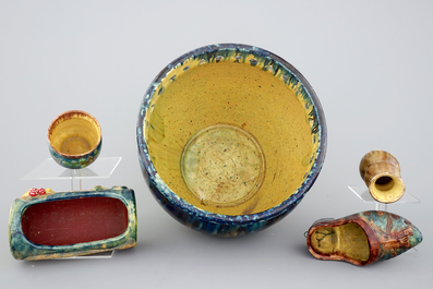 Une collection de poterie flamande et quelques carreaux de Delft, 18/20&egrave;me
