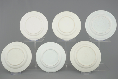 Un lot de 17 assiettes en porcelaine de Tournai, 18/19&egrave;me