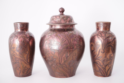 Een groot driedelig kaststel met lusterglazuur, Art Nouveau, Boch Fr&egrave;res K&eacute;ramis