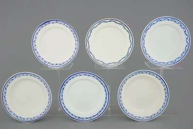 Un lot de 17 assiettes en porcelaine de Tournai, 18/19&egrave;me