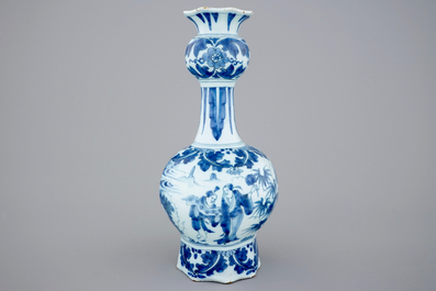 Un vase fa&iuml;ence de Delft bleu et blanc au d&eacute;cor de chinoiserie, 17e