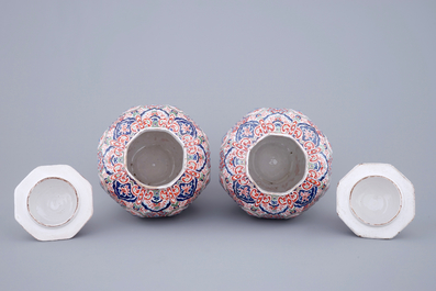 A tall pair of Dutch Delft cashmere palette vases and covers, 19th C.