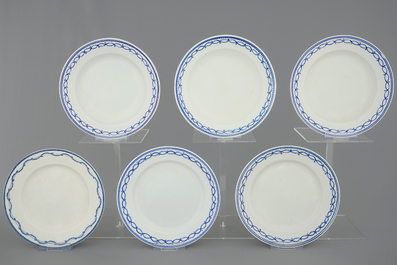 Un lot de 17 assiettes en porcelaine de Tournai, 18/19&egrave;me