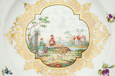 Une paire d'assiettes en porcelaine dor&eacute;e de Meissen, vers 1880