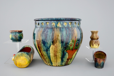 Une collection de poterie flamande et quelques carreaux de Delft, 18/20&egrave;me