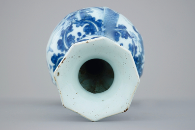 Un vase fa&iuml;ence de Delft bleu et blanc au d&eacute;cor de chinoiserie, 17e