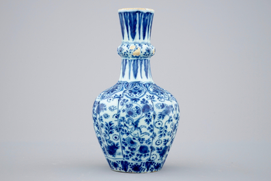Een blauw-wit Delfts vaasje met vliegende putti, 18e eeuw