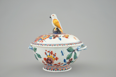 A Delft style cashmere palette bowl and cover, Samson, Paris, 18th C.
