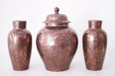 Een groot driedelig kaststel met lusterglazuur, Art Nouveau, Boch Fr&egrave;res K&eacute;ramis