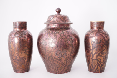 Een groot driedelig kaststel met lusterglazuur, Art Nouveau, Boch Fr&egrave;res K&eacute;ramis