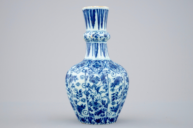 Een blauw-wit Delfts vaasje met vliegende putti, 18e eeuw