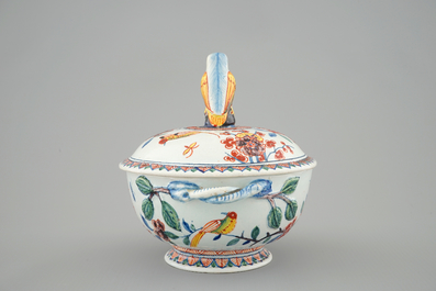 A Delft style cashmere palette bowl and cover, Samson, Paris, 18th C.