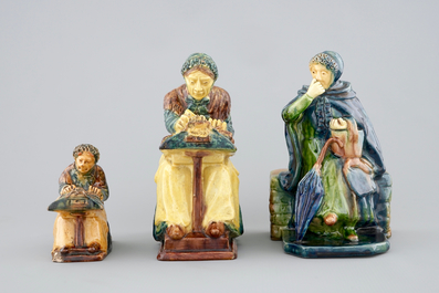 Deux denteli&egrave;res et une marchande en poterie flamande, d&eacute;but du 20&egrave;me