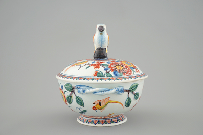 A Delft style cashmere palette bowl and cover, Samson, Paris, 18th C.