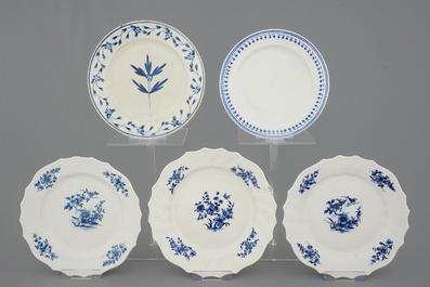 Un lot de 17 assiettes en porcelaine de Tournai, 18/19&egrave;me