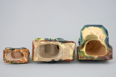Deux denteli&egrave;res et une marchande en poterie flamande, d&eacute;but du 20&egrave;me