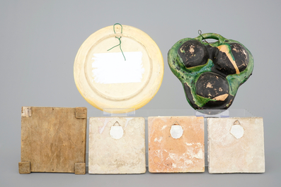 Une collection de poterie flamande et quelques carreaux de Delft, 18/20&egrave;me