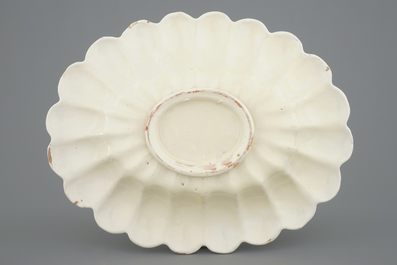 Un plat ovale godronn&eacute; en blanc de Delft, 17&egrave;me