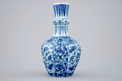 Een blauw-wit Delfts vaasje met vliegende putti, 18e eeuw