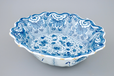 Un grand saladier en fa&iuml;ence de Delft bleu et blanc, 18&egrave;me