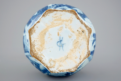 Un vase fa&iuml;ence de Delft bleu et blanc au d&eacute;cor de chinoiserie, 17e