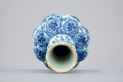 Een blauw-wit Delfts vaasje met vliegende putti, 18e eeuw