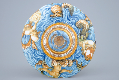 Een medaillon in Italiaanse majolica met "Istoriato" decor, Urbino, ca. 1560