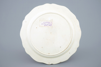Een creamware bord met Nederlands decor van "De Vlucht naar Egypte", 18e eeuw