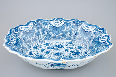 Un grand saladier en fa&iuml;ence de Delft bleu et blanc, 18&egrave;me