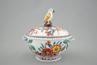 A Delft style cashmere palette bowl and cover, Samson, Paris, 18th C.