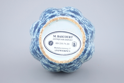 Een blauw-wit Delfts vaasje met vliegende putti, 18e eeuw