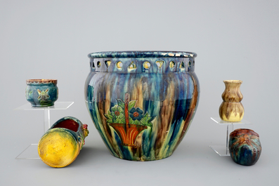 Une collection de poterie flamande et quelques carreaux de Delft, 18/20&egrave;me