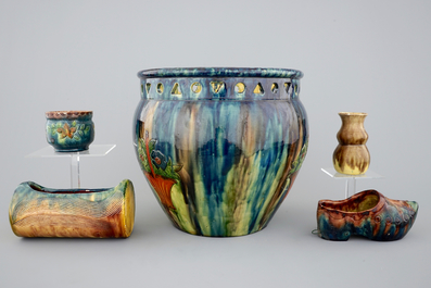 Une collection de poterie flamande et quelques carreaux de Delft, 18/20&egrave;me