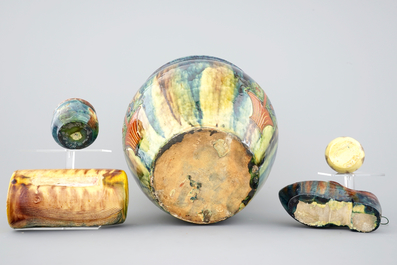 Une collection de poterie flamande et quelques carreaux de Delft, 18/20&egrave;me