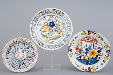 3 Dutch Delft plates and a French faience oil and vinegar set, 18/19th C.