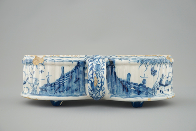 A Dutch Delft blue and white cruet set stand, 18th C.