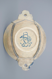 Een papkom in Antwerpse majolica met a foglie decor, ca. 1600